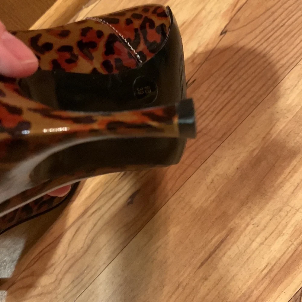 BCBGirls Brazil peep toe pinup rockabilly leopard heels pump cushion insoles EUC